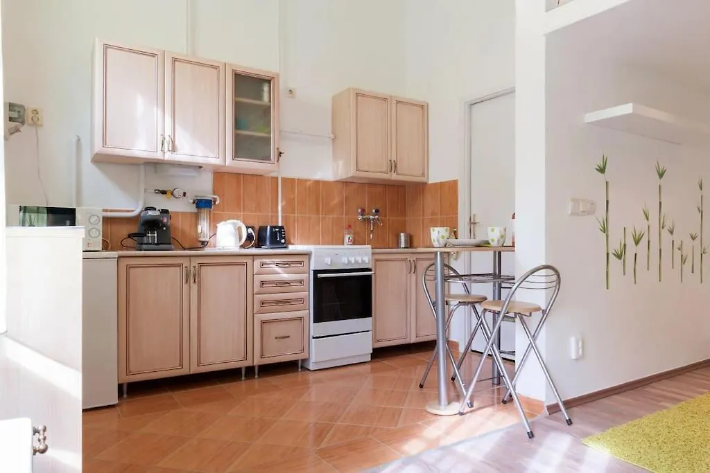 Dora'S Calm Nest Over The Chestnut Tree Apartment Budapest