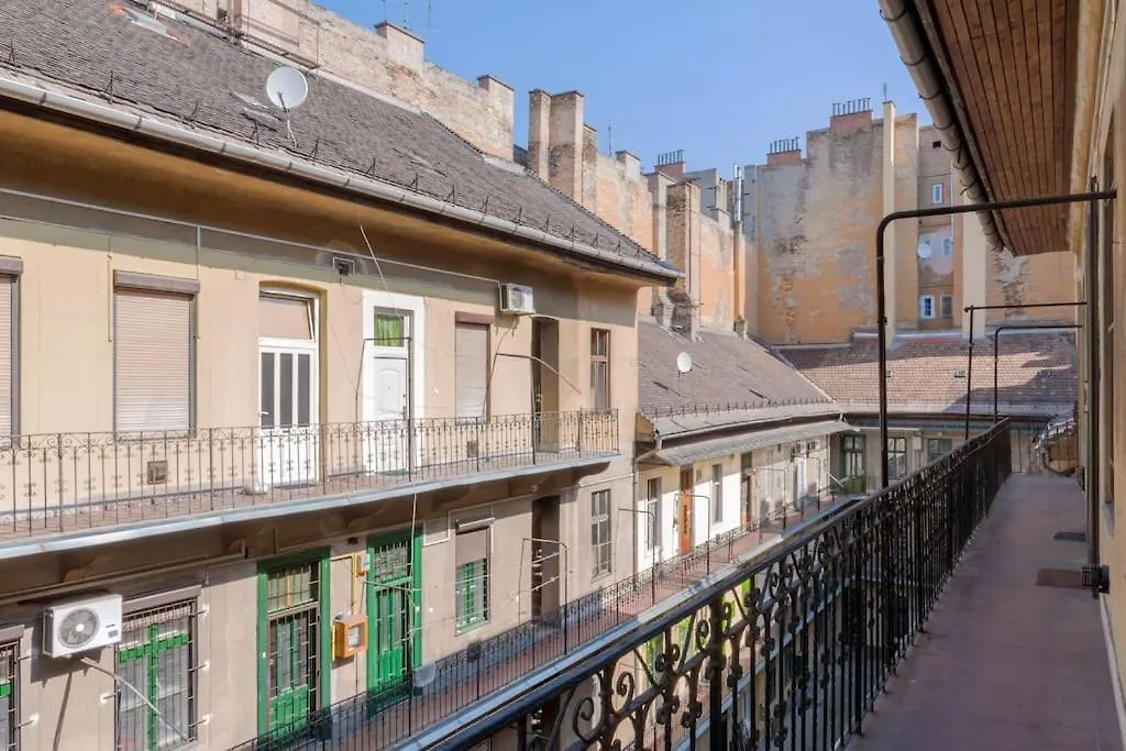 Dora'S Calm Nest Over The Chestnut Tree Apartment Budapest