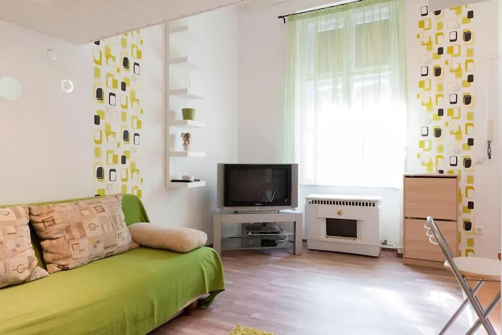 Dora'S Calm Nest Over The Chestnut Tree Apartment Budapest