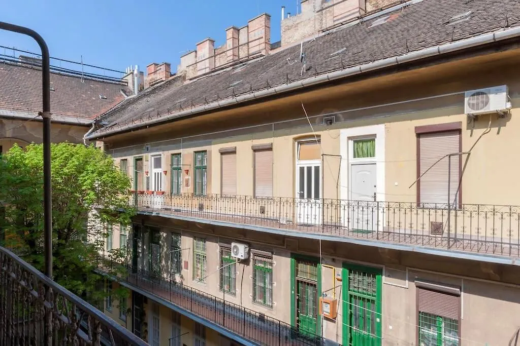 Dora'S Calm Nest Over The Chestnut Tree Apartment Budapest