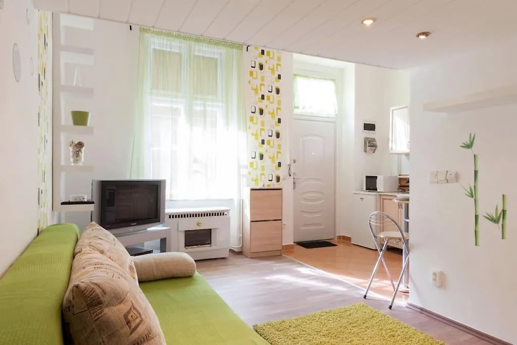 Dora'S Calm Nest Over The Chestnut Tree Apartment Budapest 0*,  Hungary