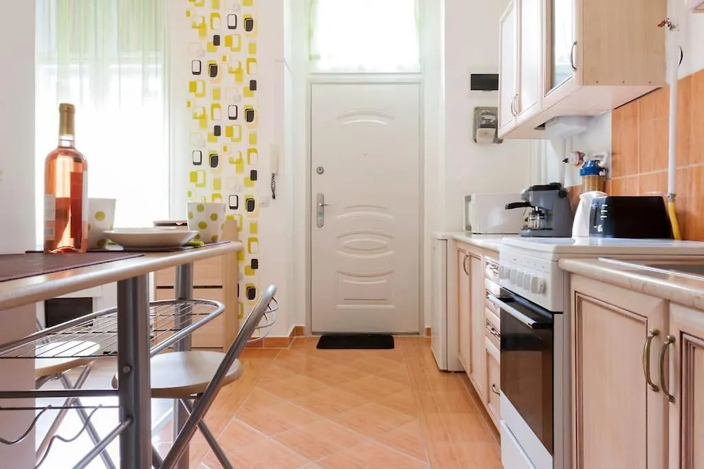 Dora'S Calm Nest Over The Chestnut Tree Apartment Budapest Hungary