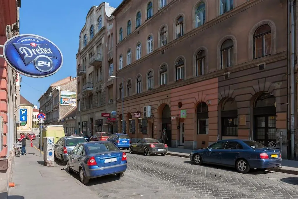 Dora'S Calm Nest Over The Chestnut Tree Apartment Budapest