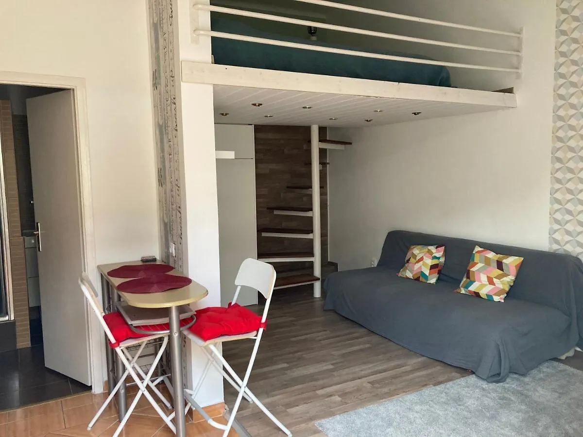 Dora'S Calm Nest Over The Chestnut Tree Apartment Budapest